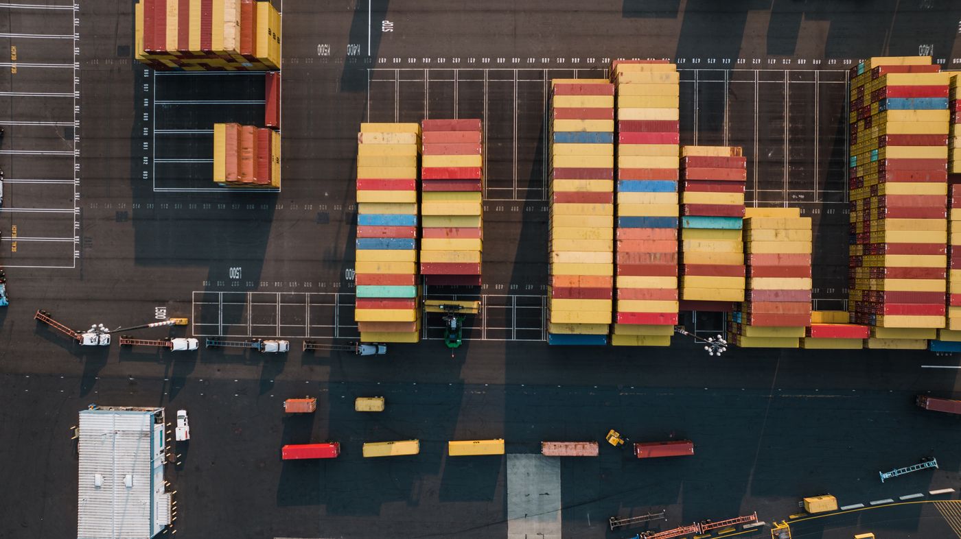 Vue aérienne de conteneurs dans un port